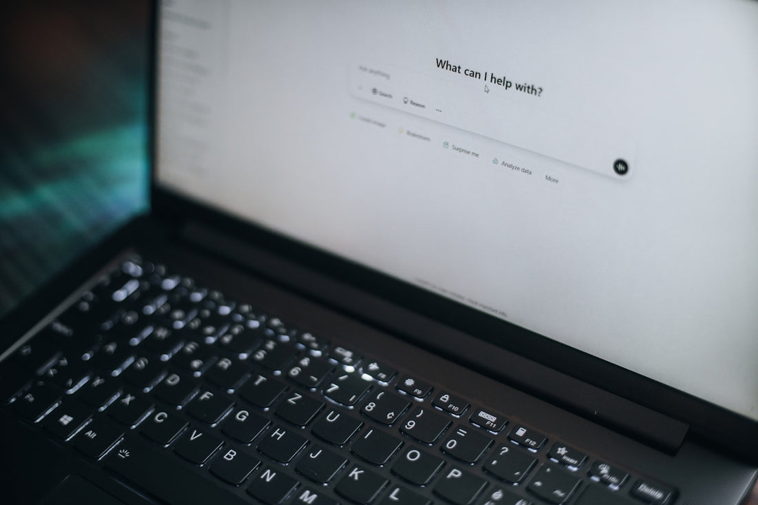 A laptop displays what can i help with?